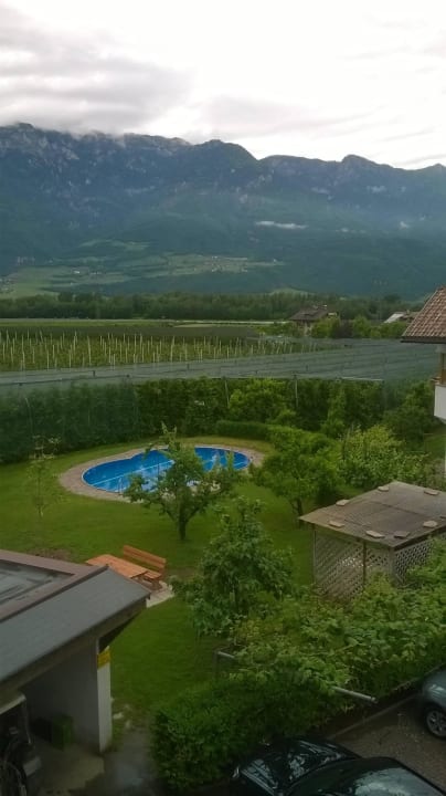 Links, zu den Obstbäumen / Pool Garni Rizzolli