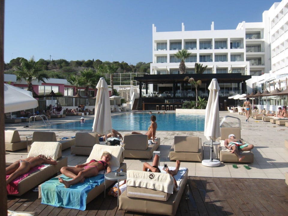 Bar über Pool Napa Mermaid Hotel & Suites