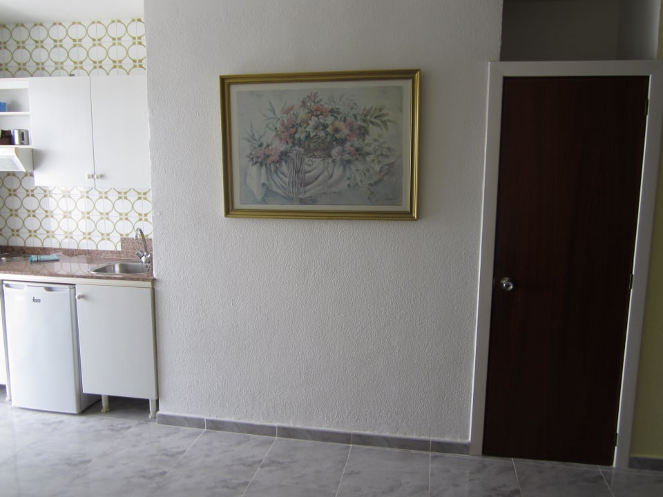 Wohnzimmer mit kleinem Schrank - super für Koffer Hotel Europalace