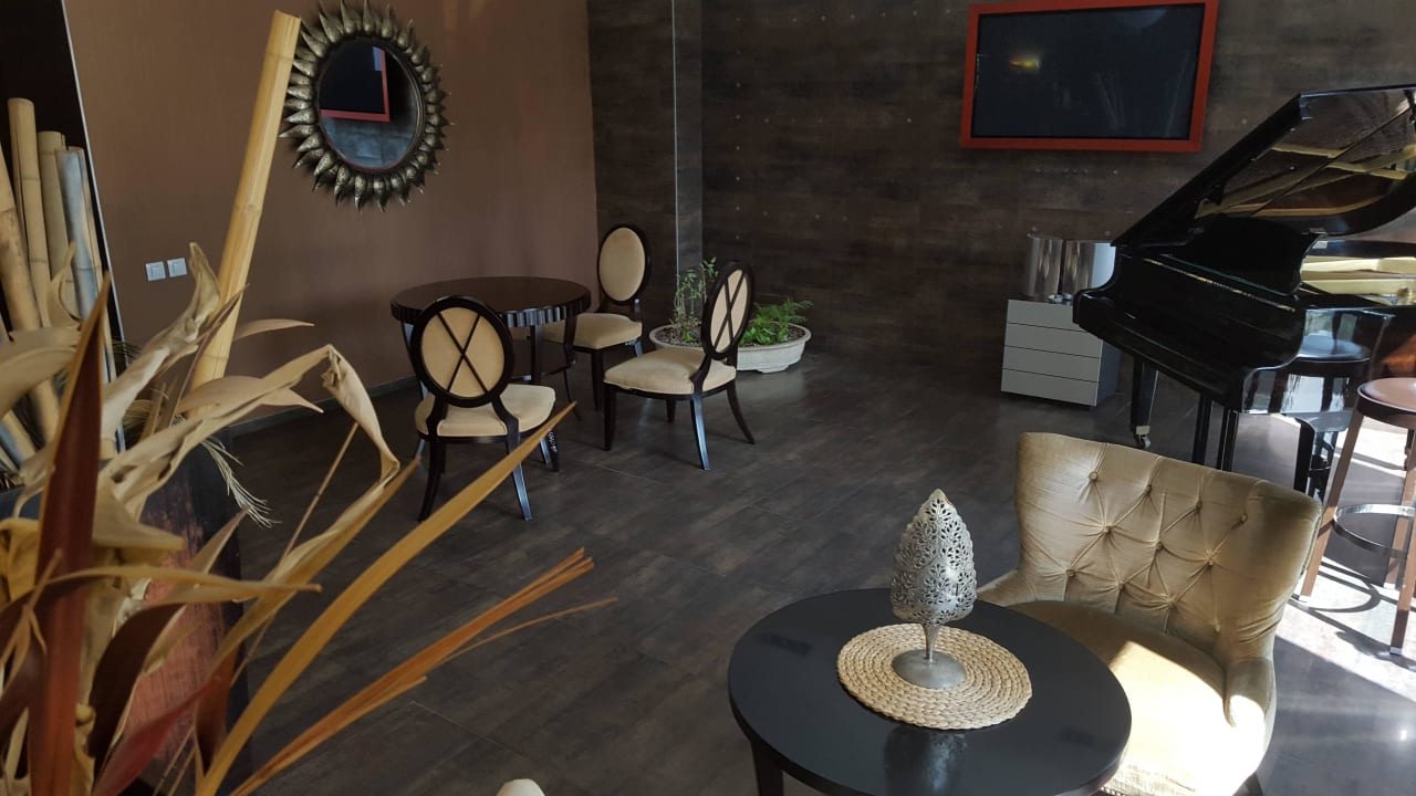 Холл отеля Hotel Genoff