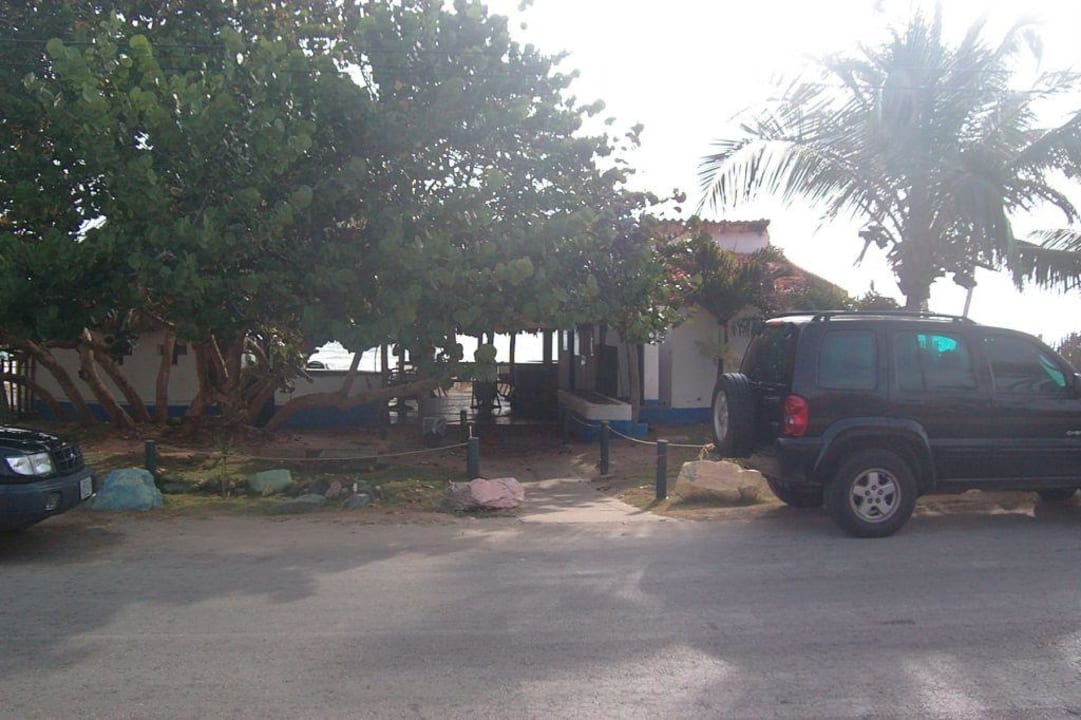 Blick vom Haupteingang auf den Strandzugang Hotel Flamenco Villas / Beach Club