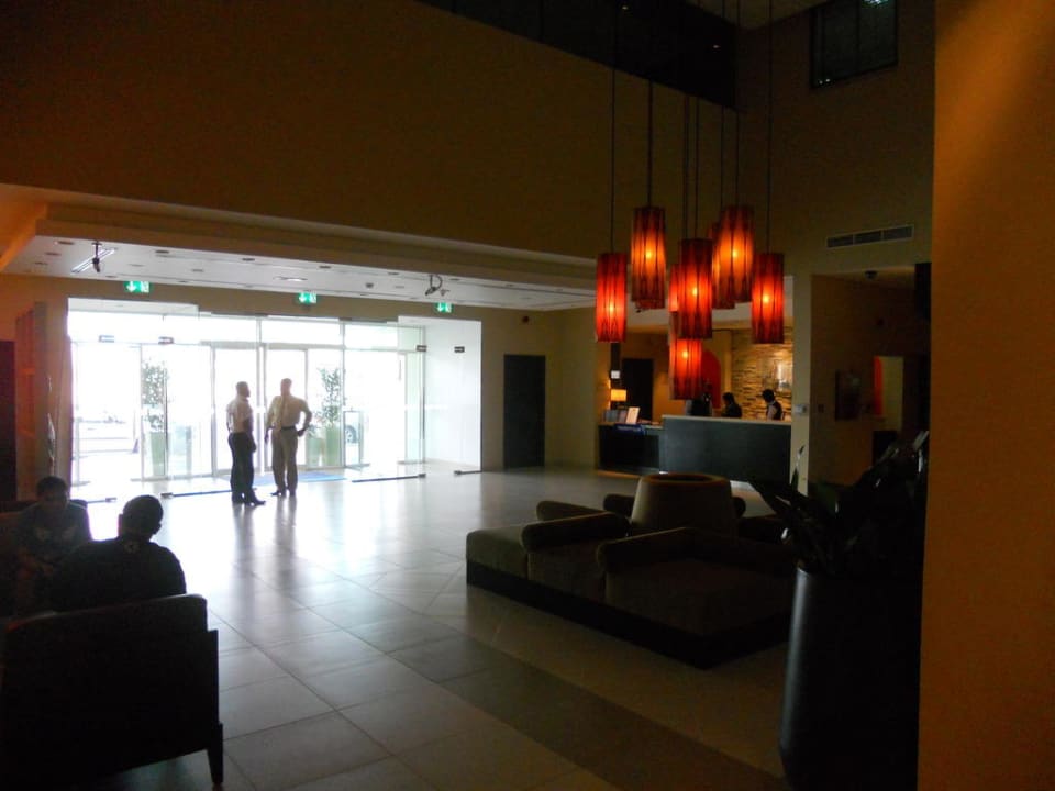 Von den Aufzügen Richtung Ausgang Hotel Holiday Inn Express Jumeirah