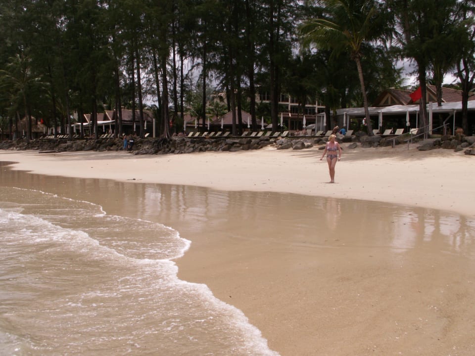 Sonniger Strand bei Ebbe in der Regenzeit Best Western Premier Bangtao Beach Resort & Spa