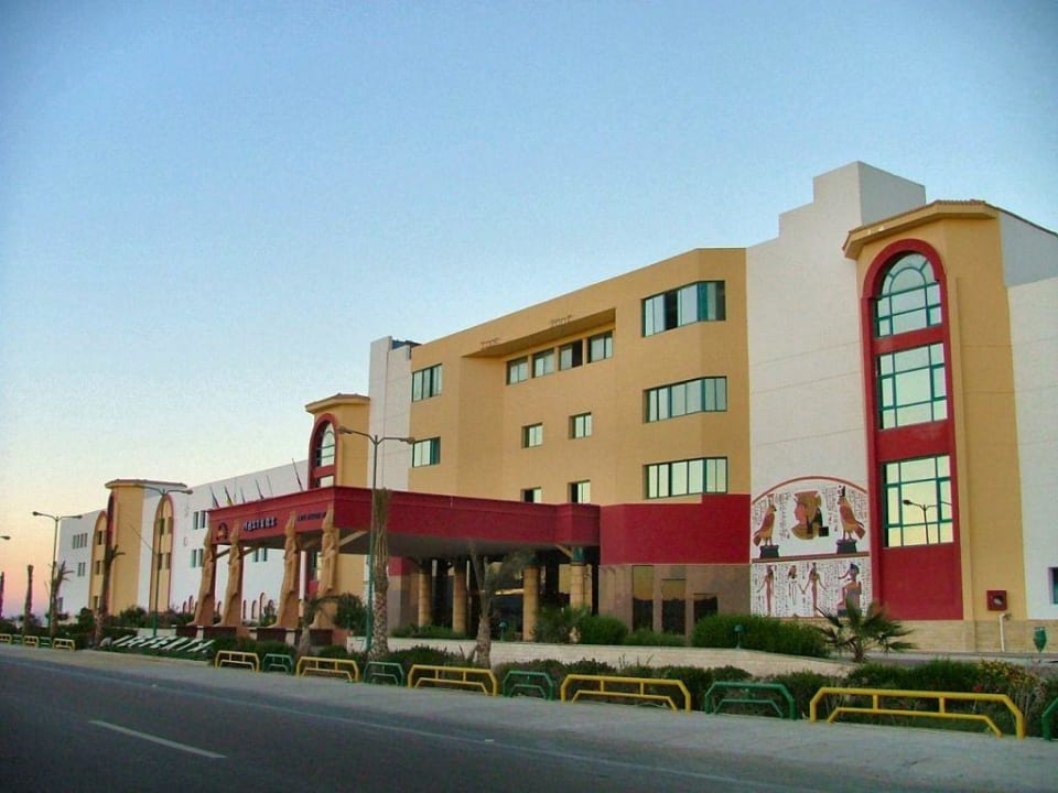 Hoteleingang Hotel Nefertari Beach Resort