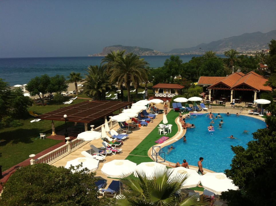 Blick vom Zimmer auf den Pool Labranda Alantur Resort