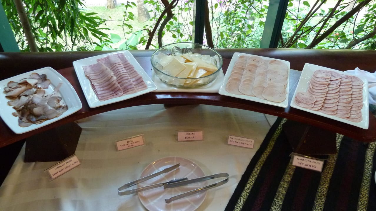 Ein Teil vom leckerem Frühstücksbüffet Hoang Ngoc Beach Resort