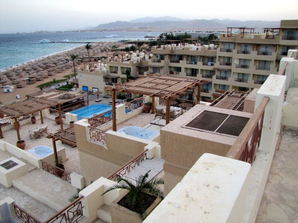 Blick von Dachterrasse auf Strand und Safaga Imperial Shams Abu Soma