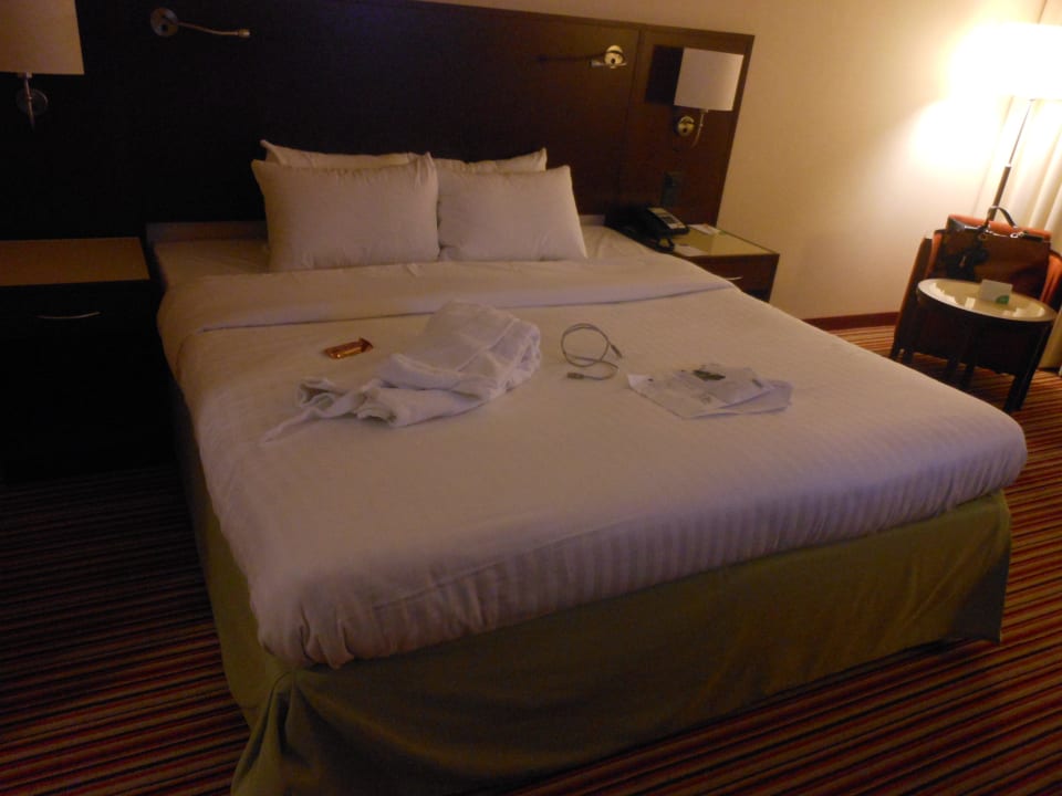 Zimmer 372 - Bett Courtyard by Marriott Basel