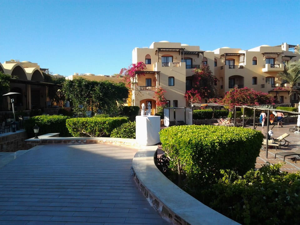 Auf dieser Bühne gibt es abendlich eine Show Steigenberger Coraya Beach - Adults only