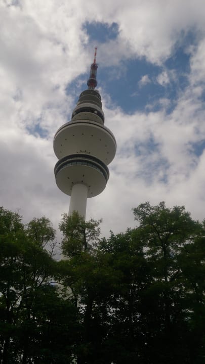 Direkt gegenüber Mercure Hotel Hamburg Mitte