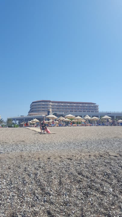 Strand mit direkt Blick zum Haupthaus Starlight Resort Hotel
