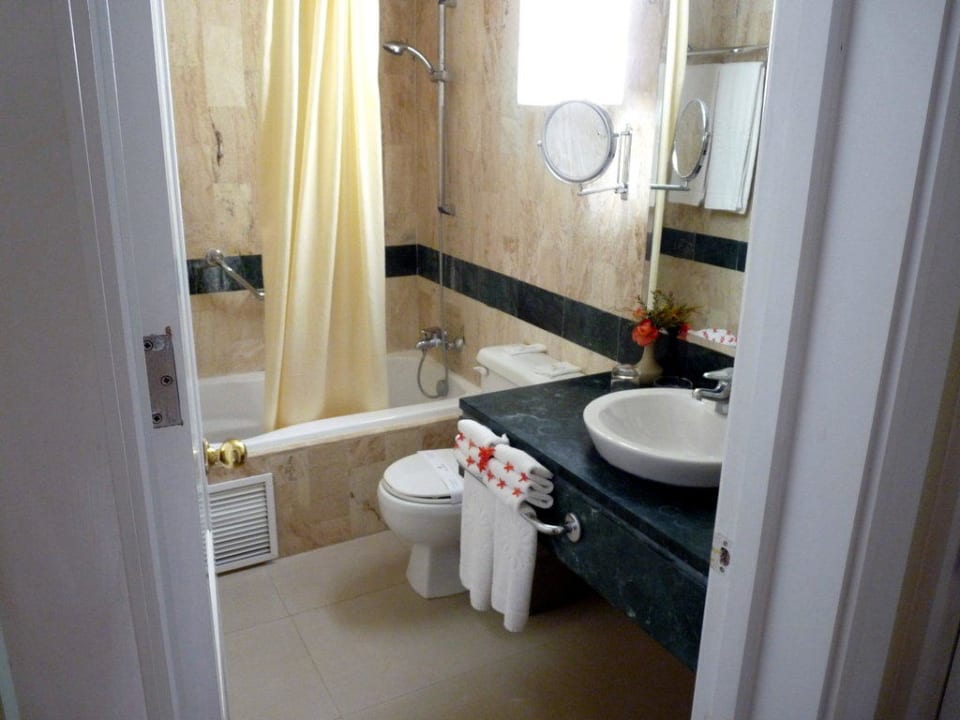 In die Badewanne ist ein Jacuzzi integriert Bahia Principe Grand El Portillo