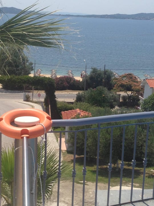 Blick vom Pool zum Meer Akrathos Beach Hotel