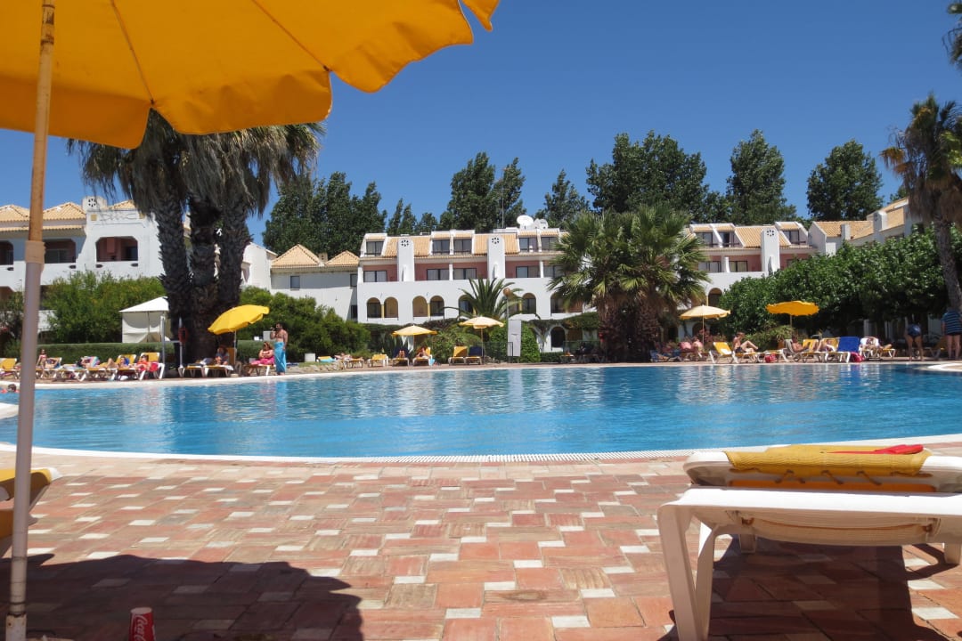 Poolanlage mit Hotel Golden Club Cabanas