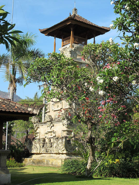 Turm an der Hotel-Einfahrt Hotel Matahari Beach Resort & Spa