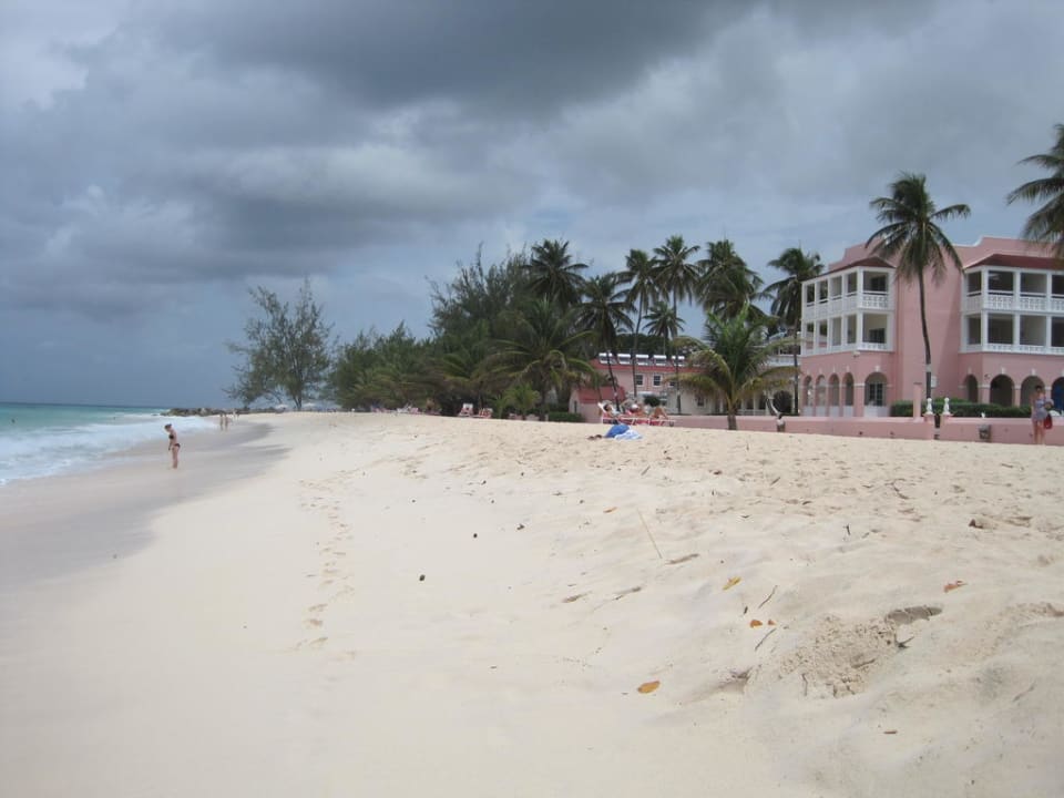 Blick vom Strand auf die Hotelanlage Hotel Southern Palms Beach Club