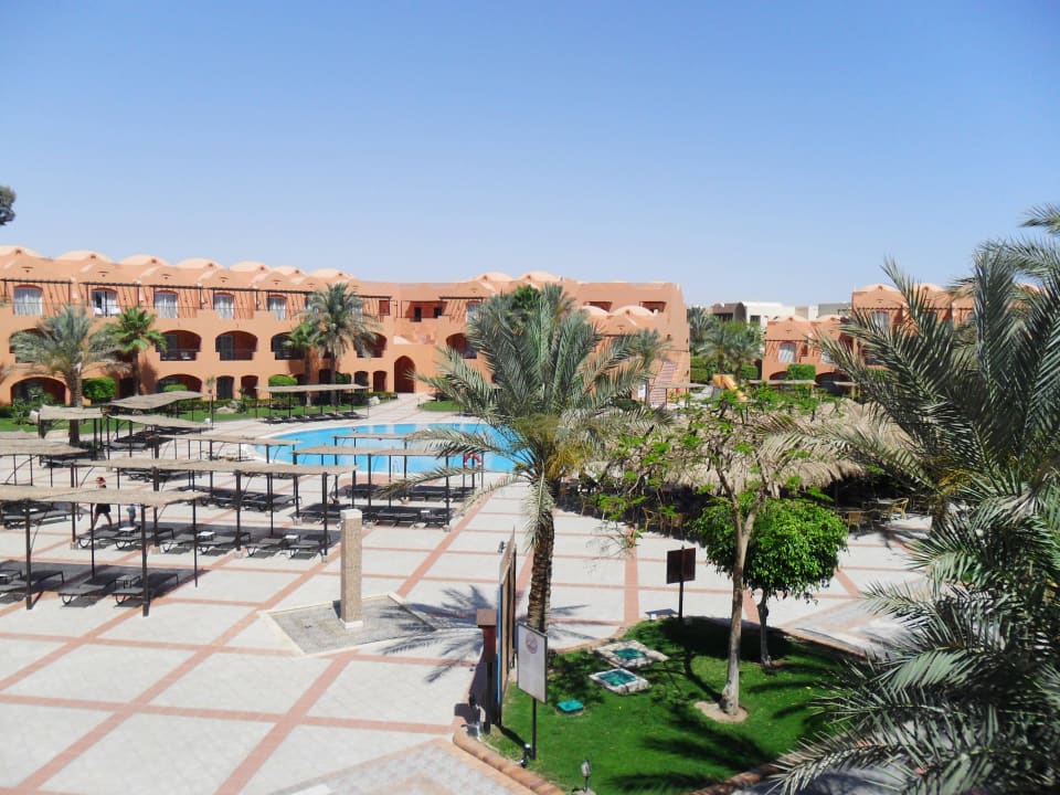 Blick auf die Hotelanlage Jaz Makadi Oasis Resort
