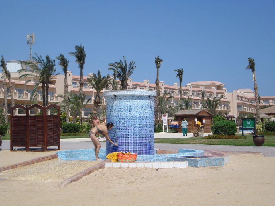 Sprcha na pláži Pyramisa Beach Resort Sahl Hasheesh