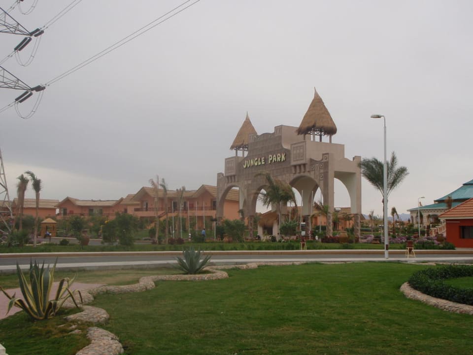 Einfahrt Pickalbatros Jungle Aqua Park Resort - Neverland Hurghada