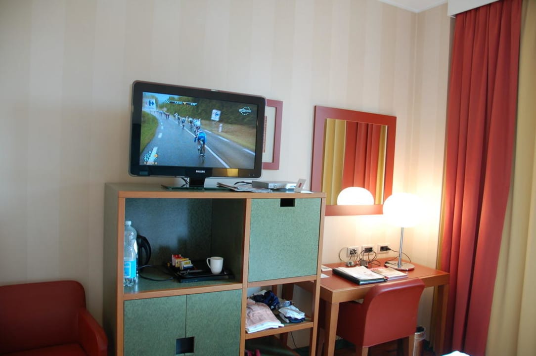 Zimmer - Fernseher, Minibar Hotel Enterprise