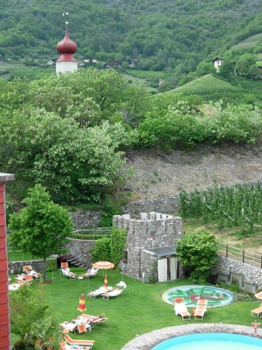 Blick zur Schloßsauna im Garten Lindenhof Pure Luxury & Spa DolceVita Resort