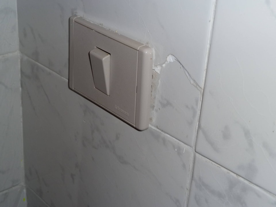 Lichtschalter auf gebrochenen Fliesen Desert Rose