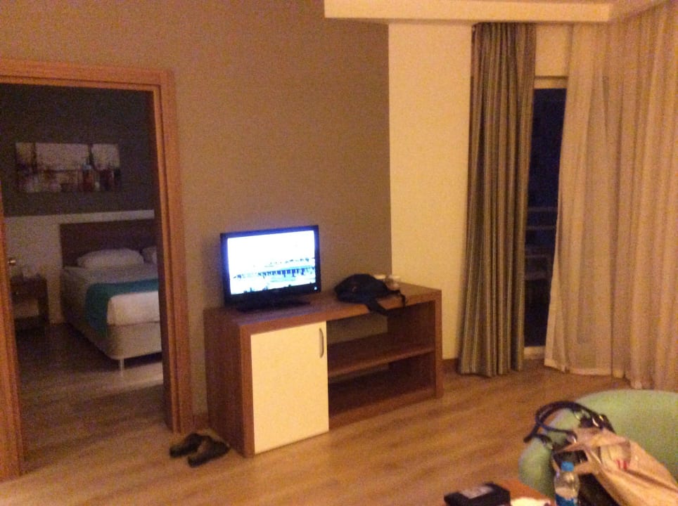 Wohnbereich und Ausgang zum Balkon Grand Park Lara Hotel