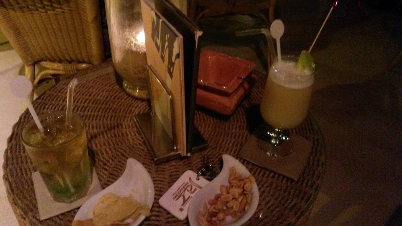 Schöne Cocktail mit Knabbereien Hotel JAZ Makadi Star & Spa