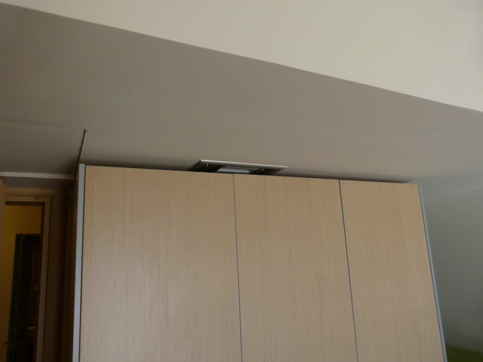 Klimaanlagenausgang über dem Schrank Atlantica Mikri Poli Crete