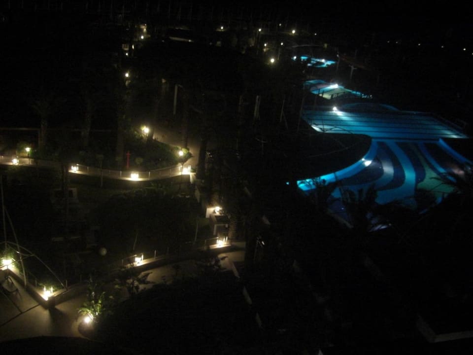 Abendlicher Ausblick zum Pool Crystal Family Comfort Collection