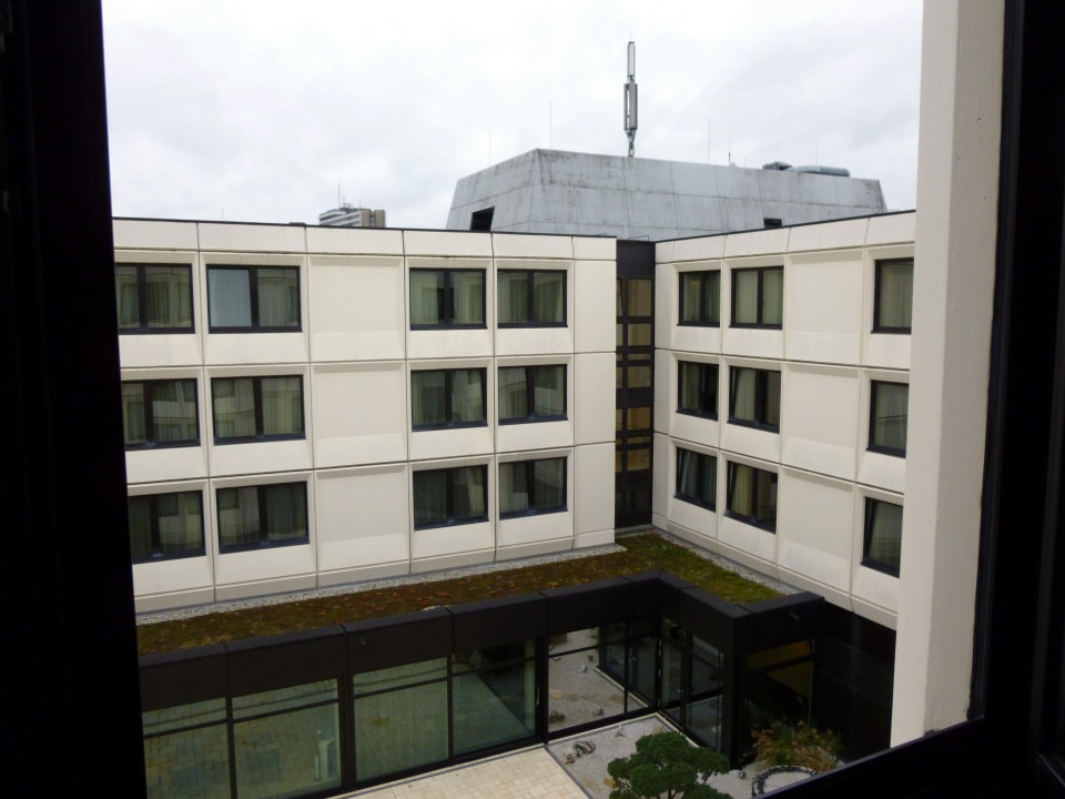 Blick aus dem Fenster in den Innenhof Ramada Nürnberg Parkhotel
