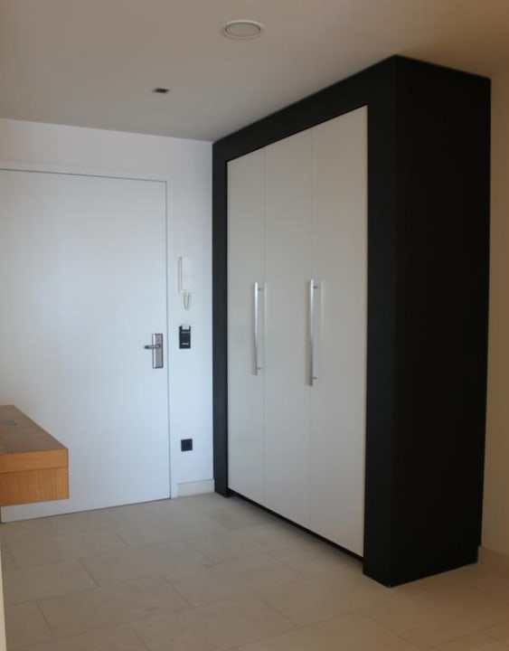 Eingang mit Kleiderschrank Clipper Boardinghouse Hamburg-Holzhafen