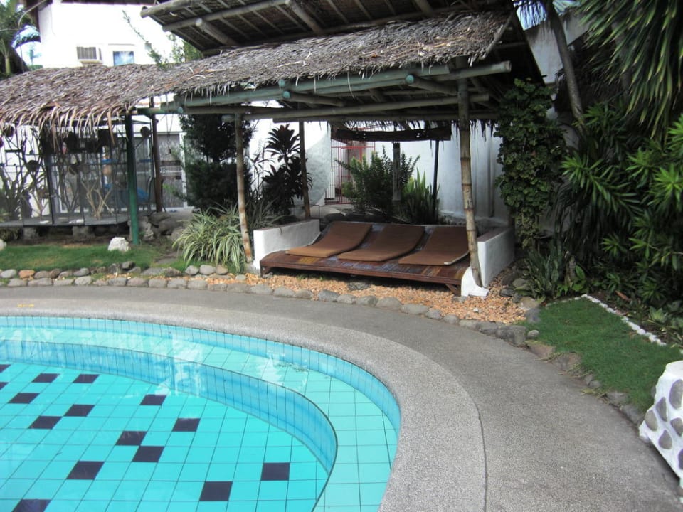 Pool mit ein paar Liegen Hotel El Dorado Beach Resort