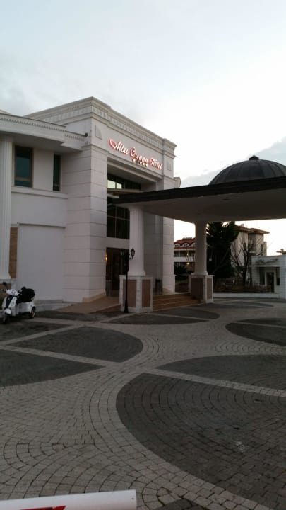 Front Alba Queen Hotel