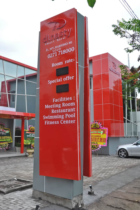 Signboard Dinasty Dinasty smart  Hotel