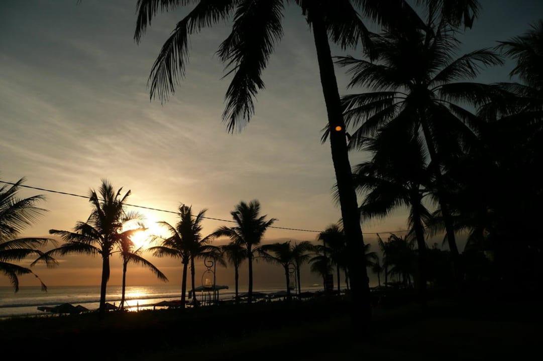 Blick vom Garten des Hotels am Abend auf den Strand Bali Mandira Beach Resort & Spa