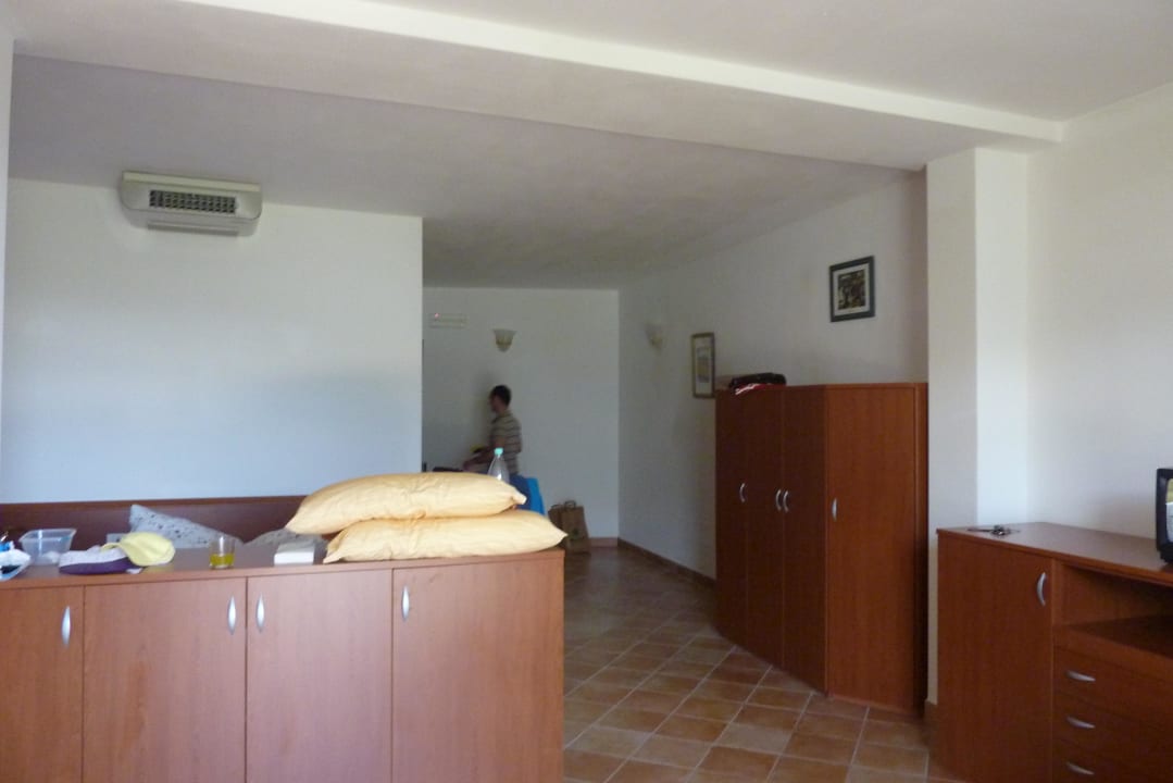 Wohnzimmer - rechts Tisch mit 5 Stühlen und  der TV  Residence Oasi