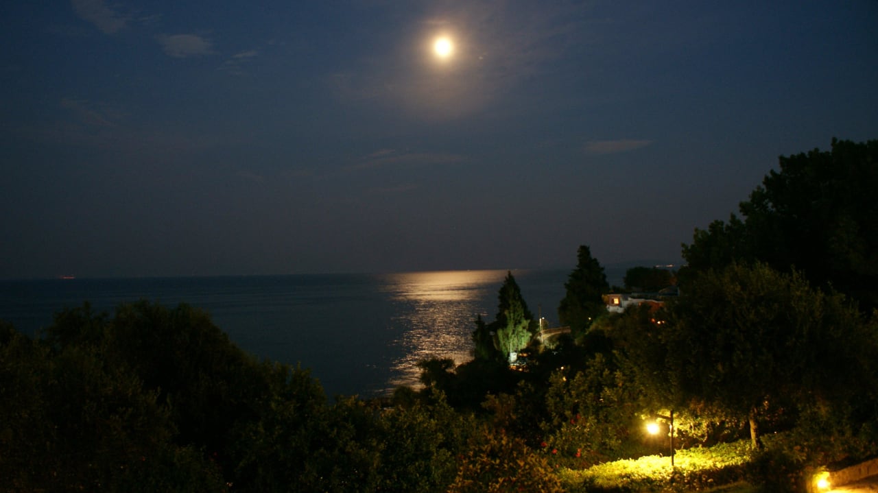Ausblick von unserem Zimmer bei Nacht Aeolos Beach Resort