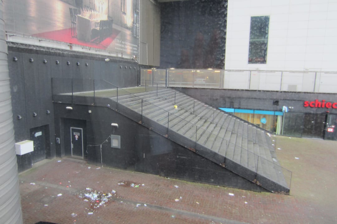 Müll zu sehen aus dem Seitenfenster Hotel Stroom