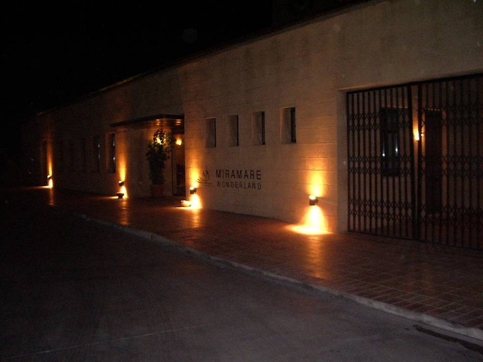 Abendliche Ansicht des Hoteleingangs Hotel Miramare Park