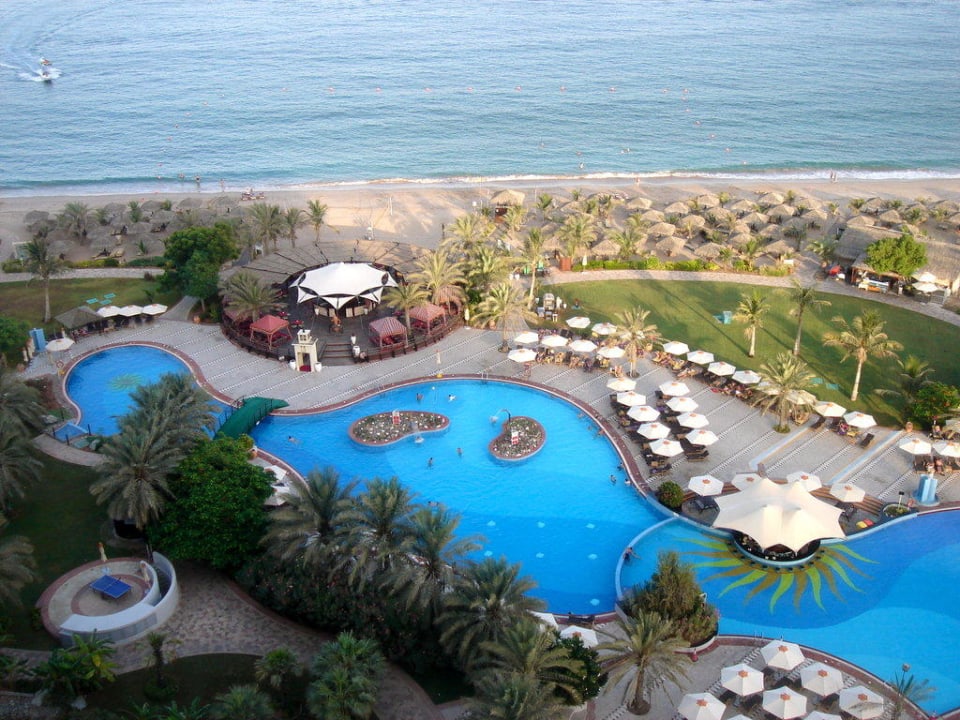 Pool mit Strand vom Zimmer Hotel Le Meridien Al Aqah Beach Resort