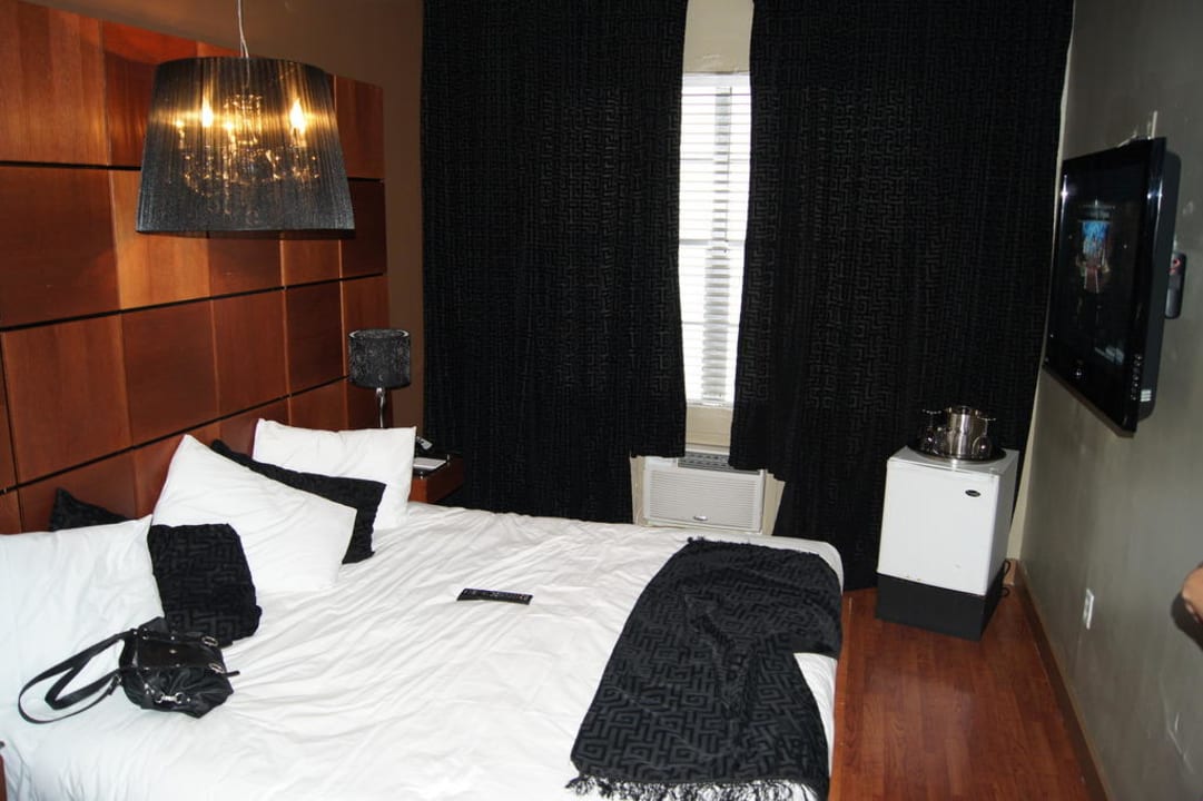 Bett und Fensterwand Hotel Chesterfield