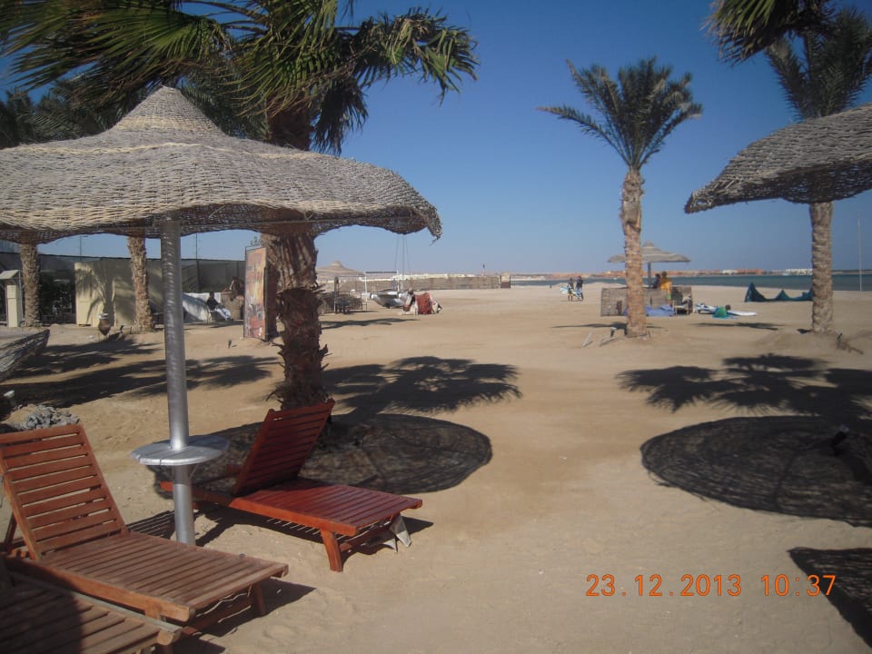 Чистый пляж Amwaj Beach Club Abu Soma Resort