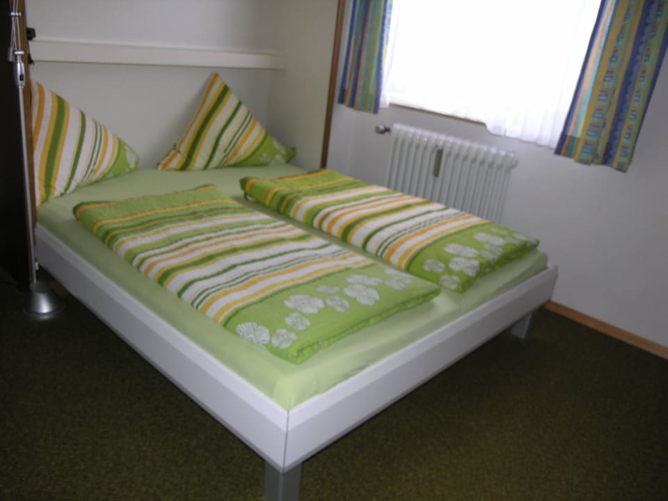 Schlafzimmer mit Doppelbett und Stockbett Nr. 19 Müllers Ferienwohnung Steibis / Allgäu