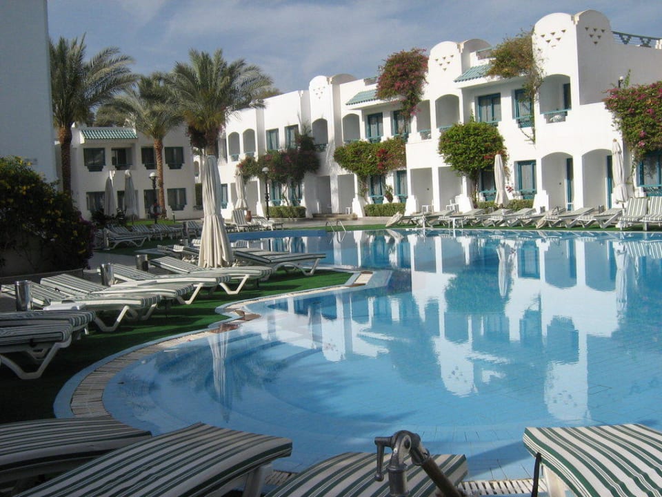 Widok na Basen Hotel Amar Sina