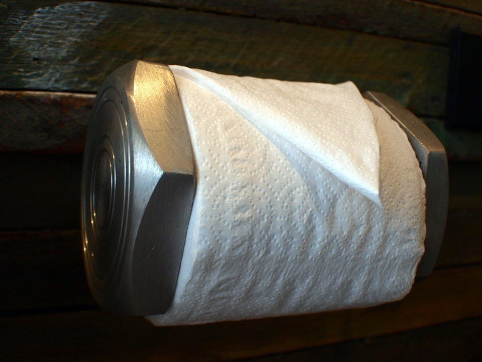 Schraube als Klorollenhalter The Slate