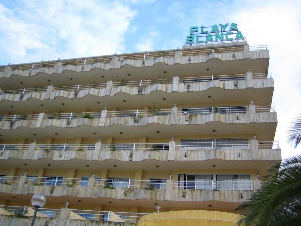 Vorderansicht des Hotels Bei Juan Playa Blanca