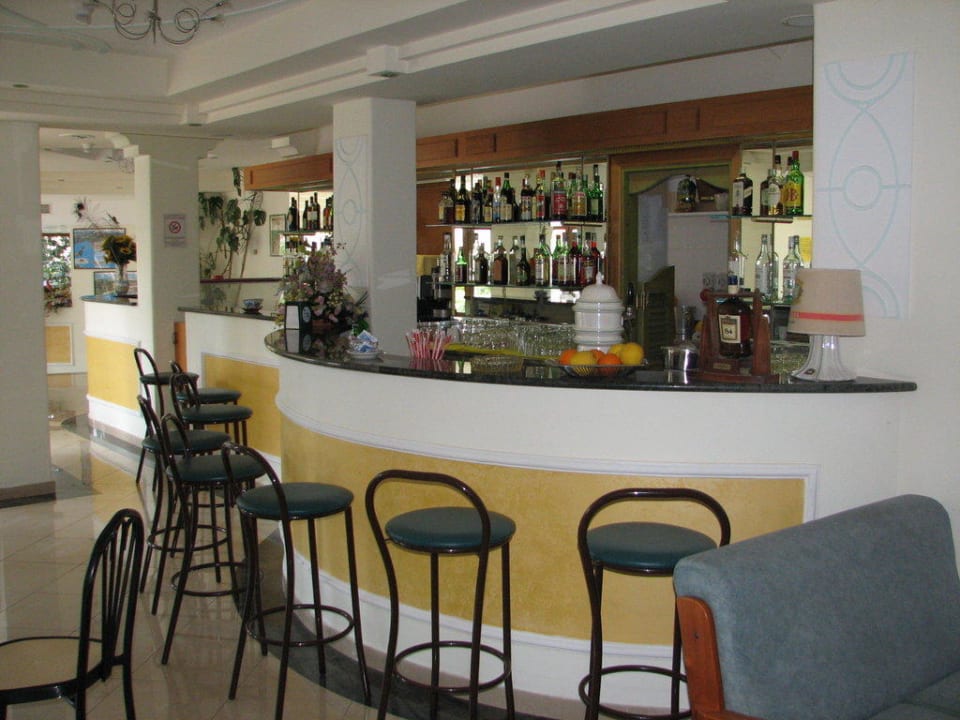 Kleine Bar mit guter Auswahl Hotel Villa Hibiscus