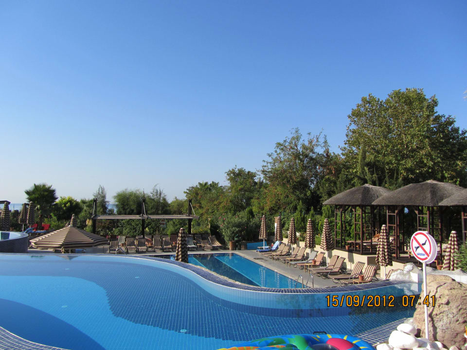 Blick auf die schön angelegte Poolanlage Adalya Resort & Spa - Adults Only