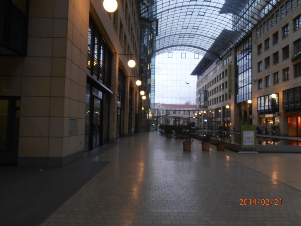 Die überdachte Halle des WTC gleich am Hotel Hotel Elbflorenz Dresden
